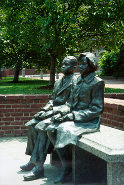 [color photograph of statues of children at Thurgood Marshall Memorial]