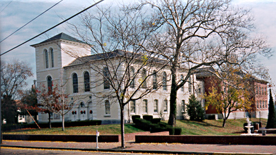 [color photograph of Dorchester County Courthouse]